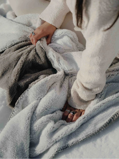 Plaid Cosy Bicolore gris clair Waro - teinte douce et lumineuse