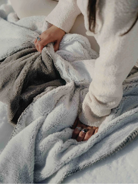 Plaid Cosy Bicolore gris clair Waro - teinte douce et lumineuse