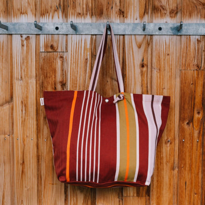 Sac réglable Artiga Sarron - rayures colorées sur fond rouge profond