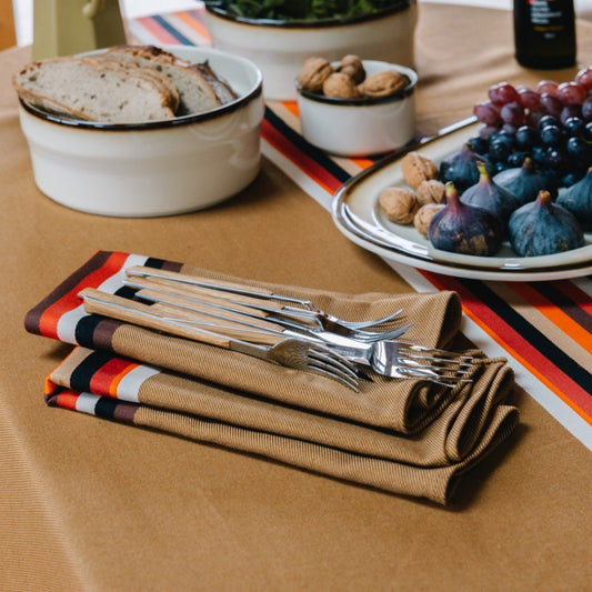 Serviette de table Artiga Mauléon Vison - motif espadrille marron sur fond uni