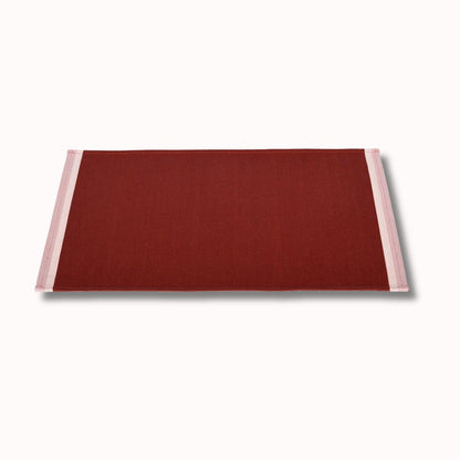 Set de table enduit Artiga Sarron - rayures colorées sur fond rouge profond