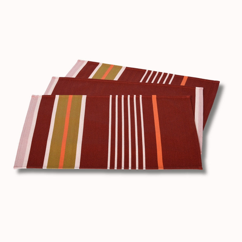 Set de table enduit Artiga Sarron - rayures colorées sur fond rouge profond